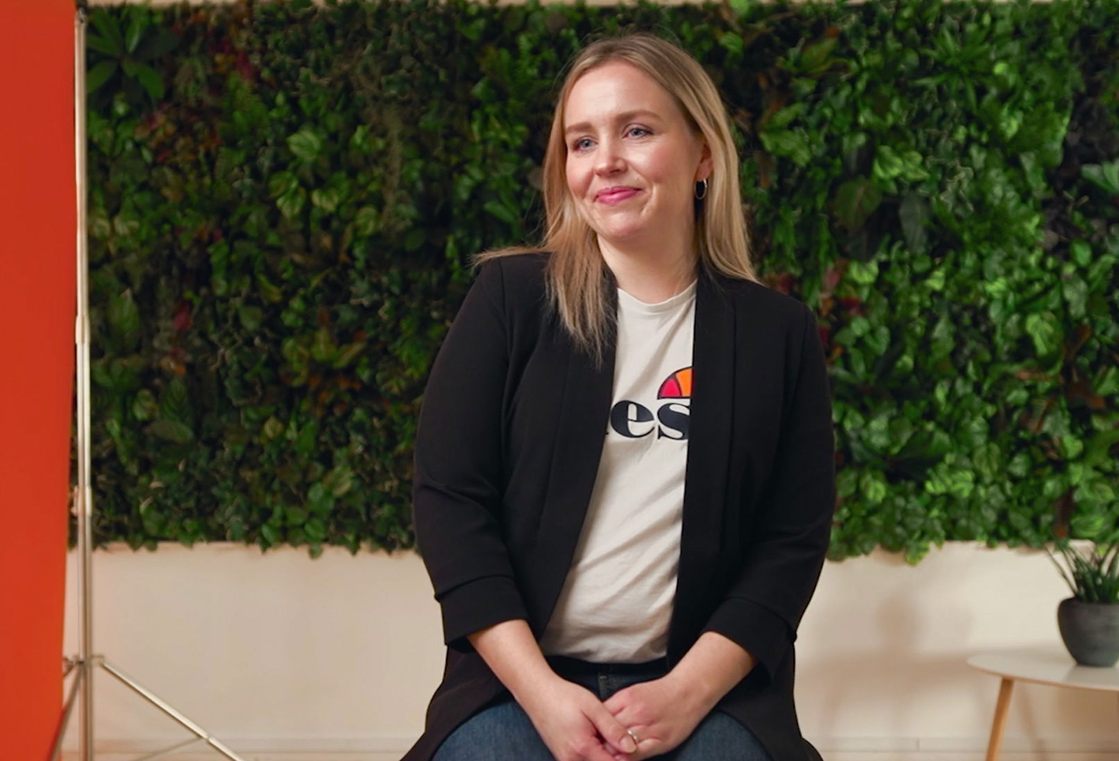 Moment medarbejder foran grøn baggrund